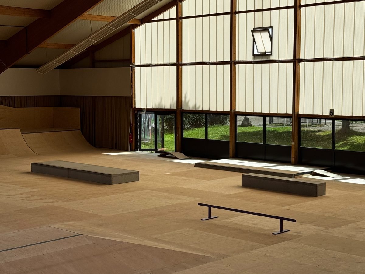 Streetbereich mit Ledges, Rail und Manual Pad an der Fensterfront