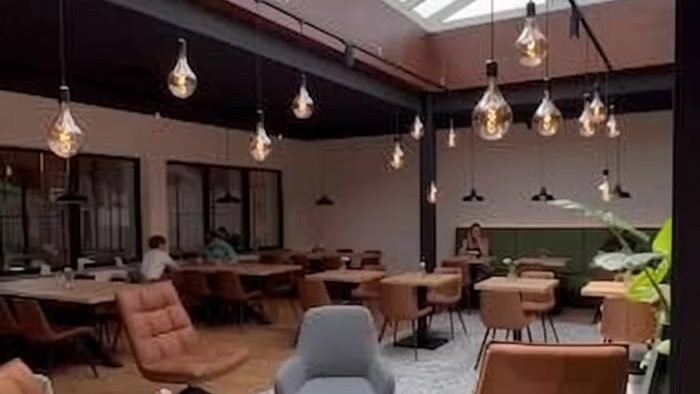 Gastraum von Dein Wohnzimmer mit Sesseln, Tischen und Glasdach